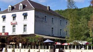 A two-story building with a sign 'Duel' on the front. - Hotel Cobut (Onhaye)