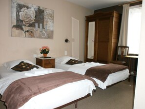 Kahden hengen huone (kaksi sänkyä), oma kylpyhuone | Egyptinpuuvillaiset lakanat, allergiatestatut vuodevaatteet, työpöytä