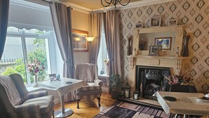 Una sala de estar acogedora con chimenea, una mesa de comedor y asientos cómodos.