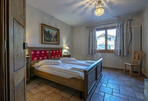 In-room safe, individually furnished, desk, cribs/infant beds - Au Petit Chevrot (Gressan)