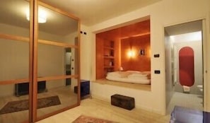 Két bảo mật tại phòng, trang bị nội thất với thiết kế riêng biệt, bàn