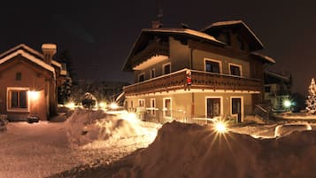 Facciata della struttura - sera/notte