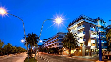 Fachada da propriedade à noite