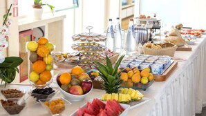 A buffet with various fruits, yogurt, and bread. - Hotel Maja (Pescara)
