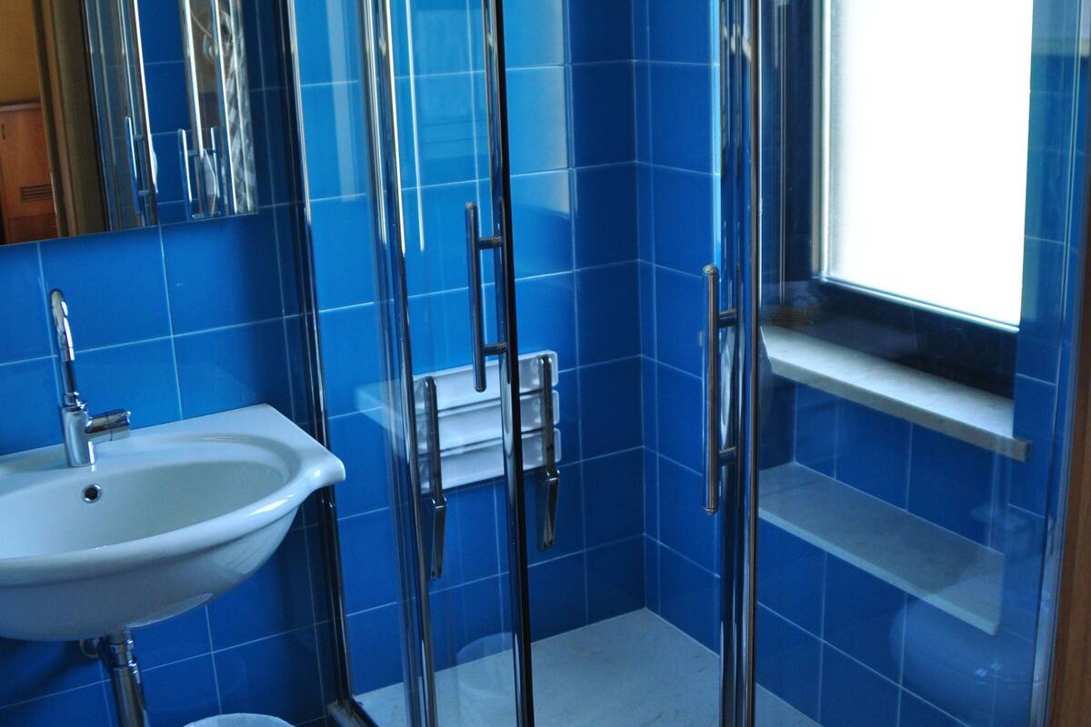 triple room | bathroom | free toiletries, hair dryer, slippers, bidet