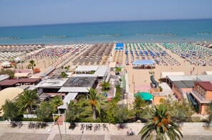 Sun loungers, beach umbrellas - Hotel Maja (Pescara)