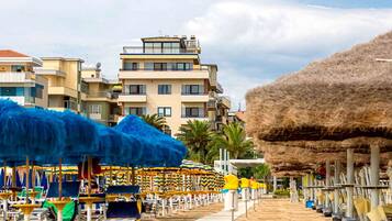 Lettini da mare, ombrelloni