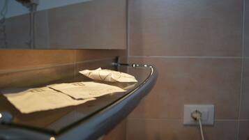 Double Room with Private Bathroom | Bathroom | Shower, free toiletries, hair dryer, bidet