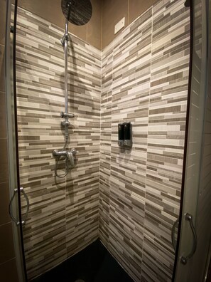 Double Room with Private Bathroom | Bathroom | Shower, free toiletries, hair dryer, bidet - Hotel Arena (Verona)