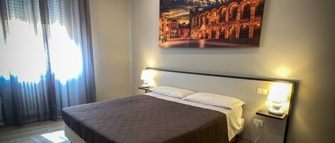 Camera matrimoniale con bagno privato | 2 camere, una scrivania, postazione laptop, tende oscuranti