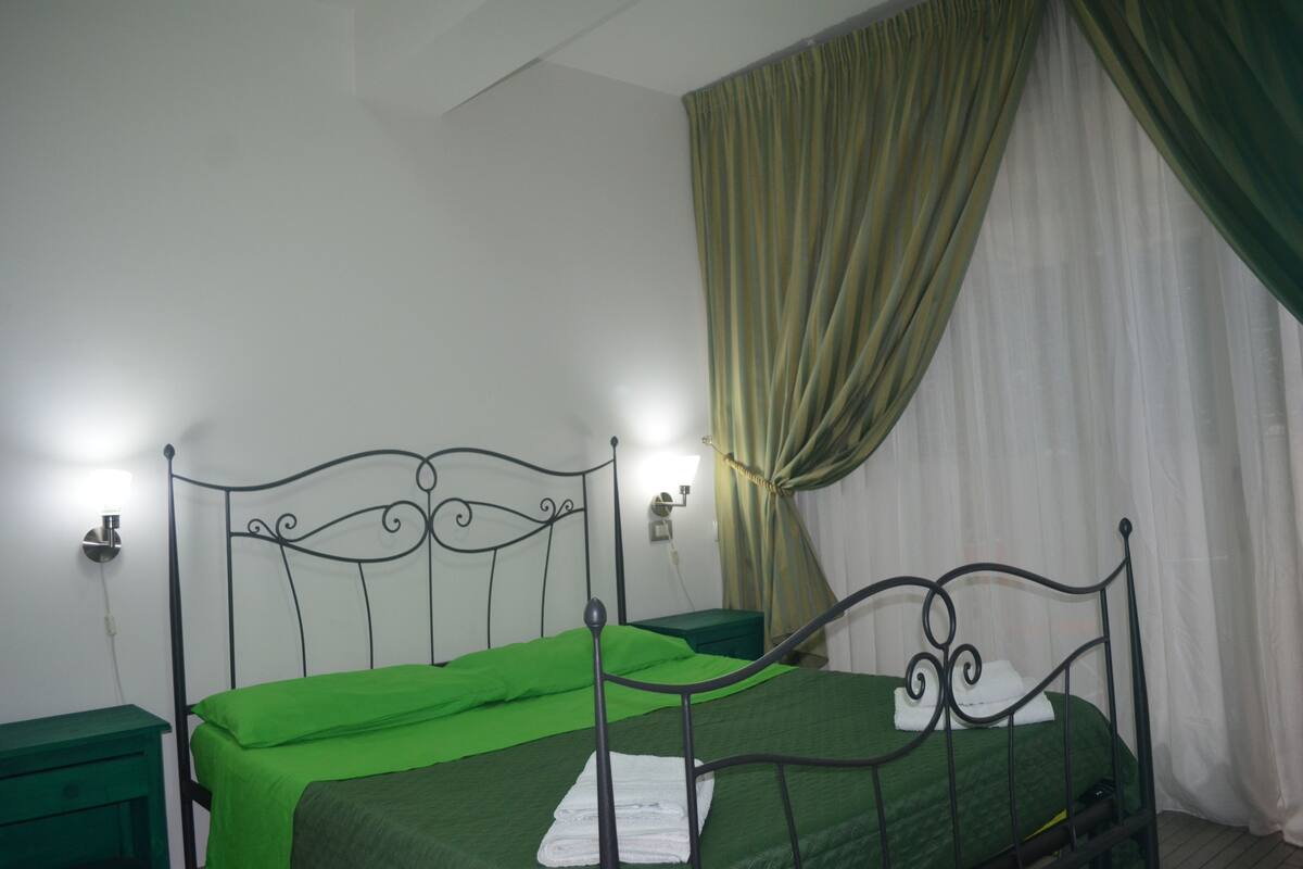 Ropa de cama de alta calidad, escritorio, camas extra y wifi