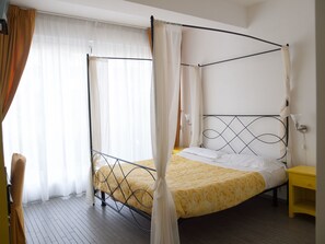 Habitación estándar | Ropa de cama de alta calidad, escritorio, camas extra y wifi