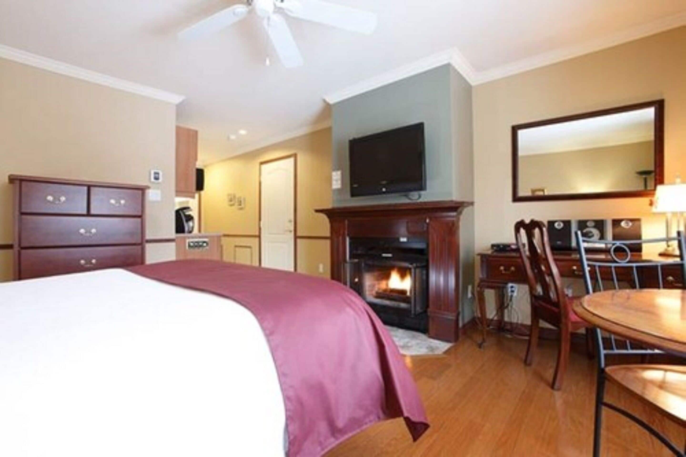 standard room, 1 queen bed | in-room safe, desk, soundproofing, iron/ironing board