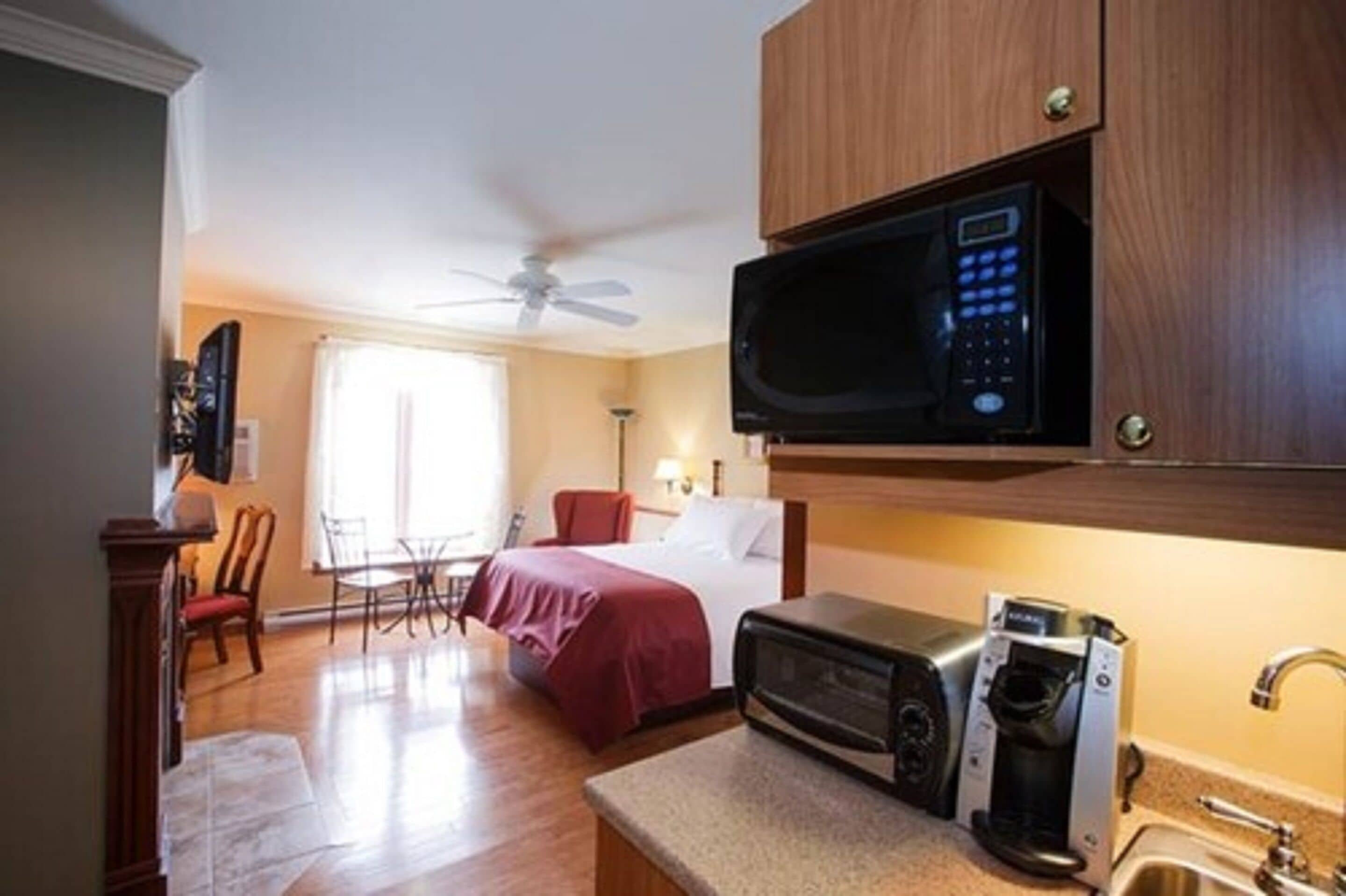 standard room, 1 queen bed | private kitchenette | fridge, microwave, coffee/tea maker