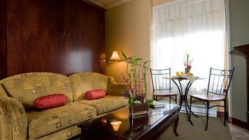 55-inch TV with cable channels, fireplace