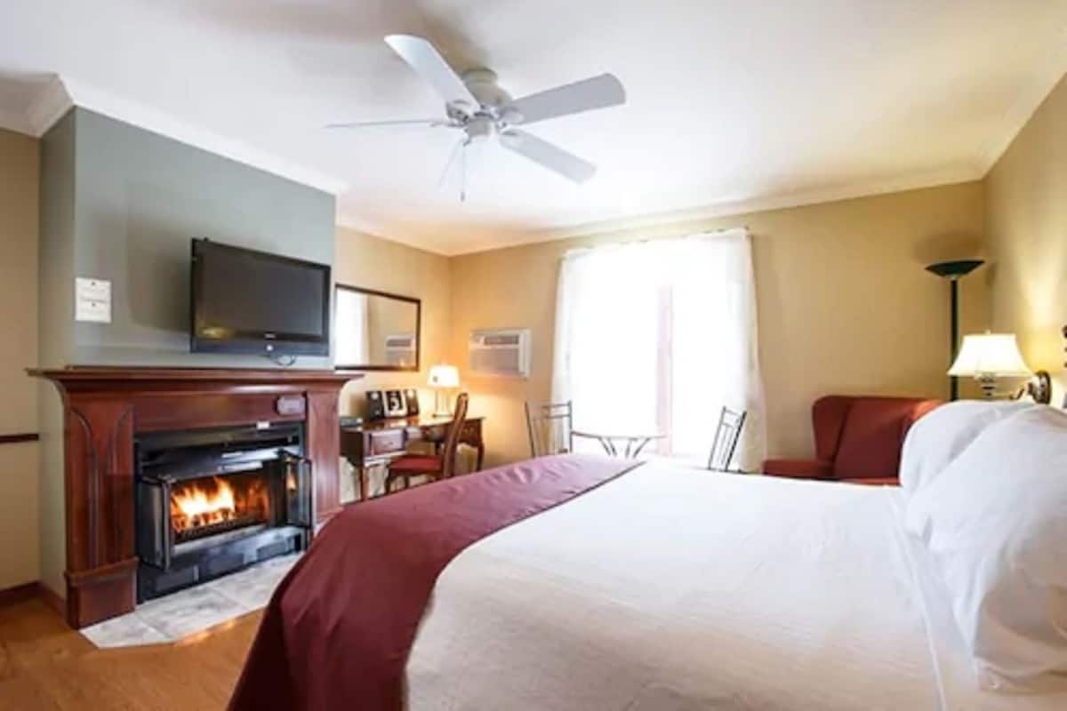 Standard Room, 1 Queen Bed | In-room safe, desk, soundproofing, iron/ironing board