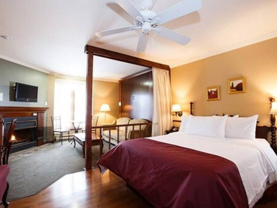 Suite | In-room safe, desk, soundproofing, iron/ironing board
