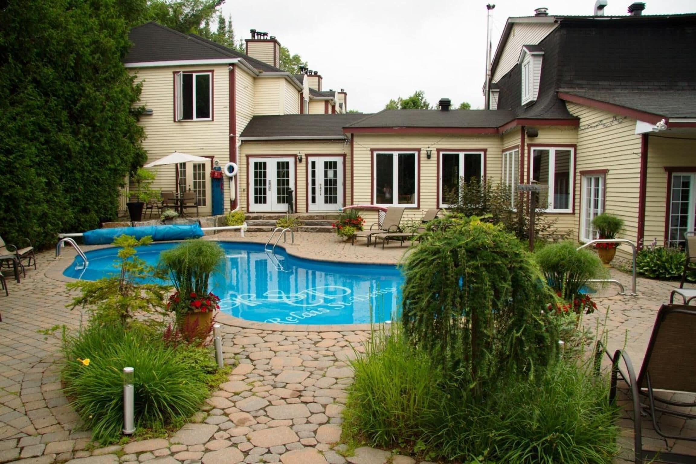 Outdoor pool, a heated pool, open 8:00 AM to 11:00 PM, sun loungers