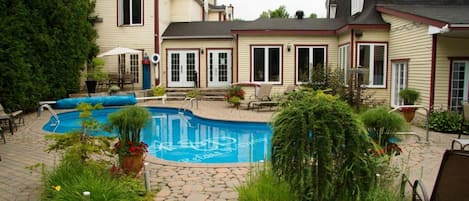 Outdoor pool, a heated pool, open 8:00 AM to 11:00 PM, pool loungers