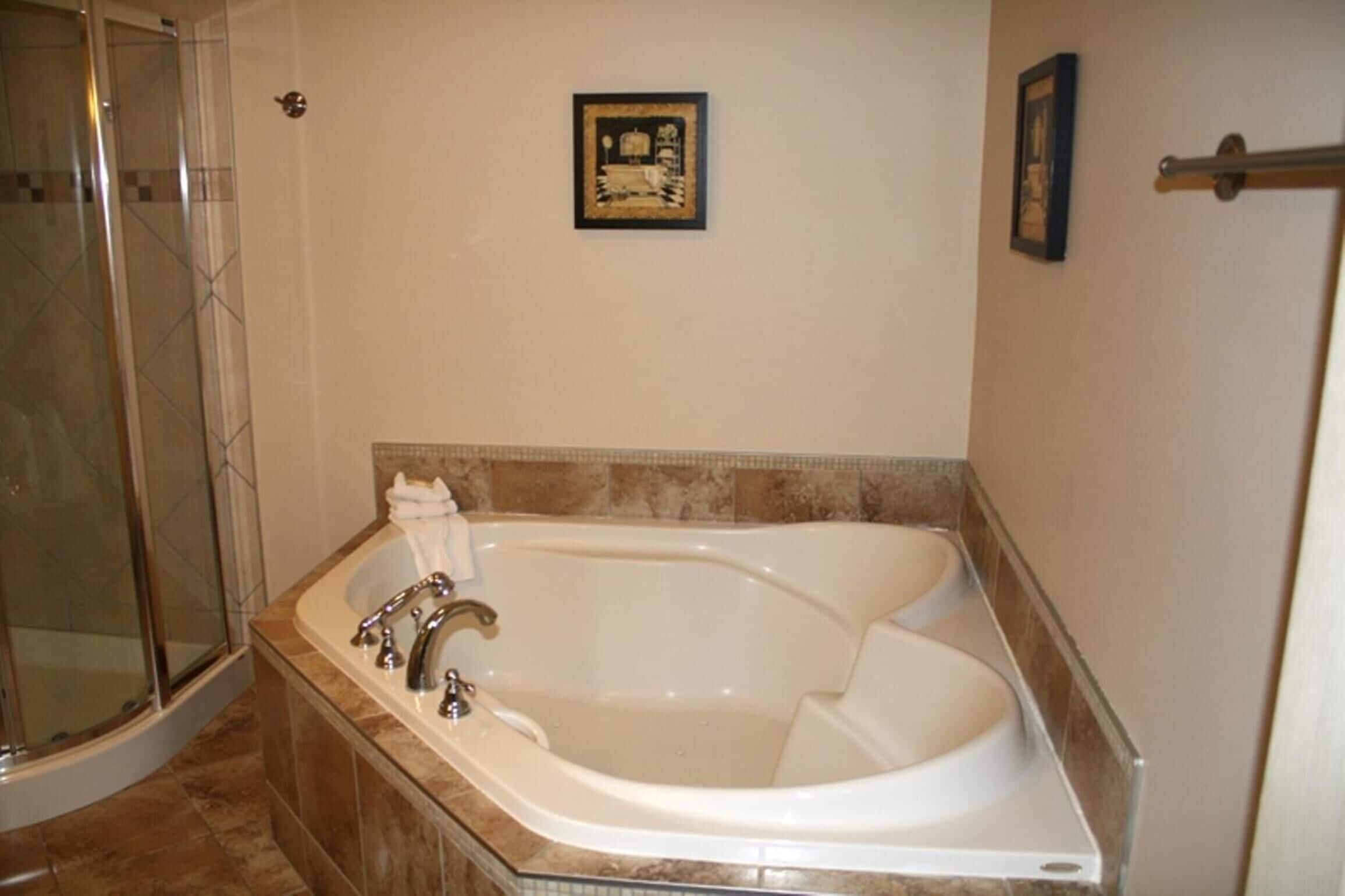 separate bathtub and shower, jetted bath, free toiletries, hair dryer