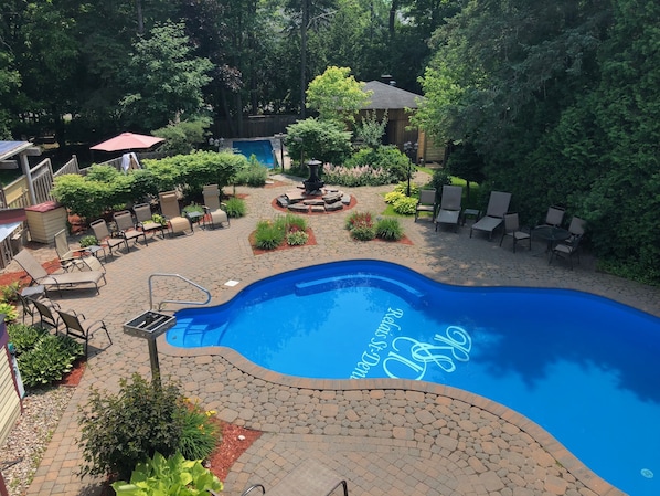 Piscina externa, piscina aquecida, espreguiçadeiras