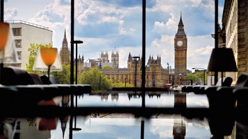En vy över parlamentet och Big Ben, sedd från ett rum med en reflekterande yta.