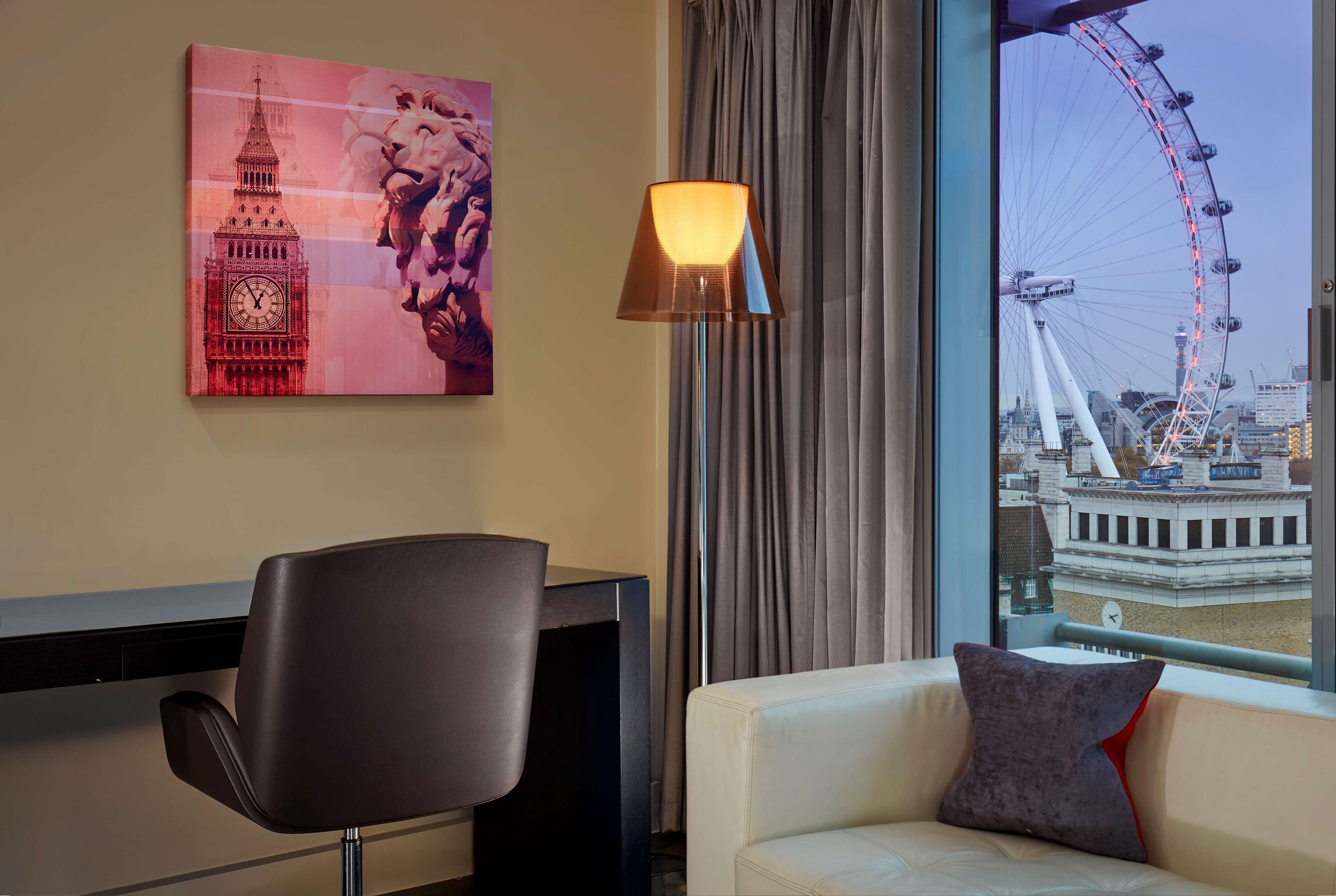 开间, 1 张特大床 (London Eye View) | 埃及棉床单、高档床上用品、记忆海绵床垫、迷你吧