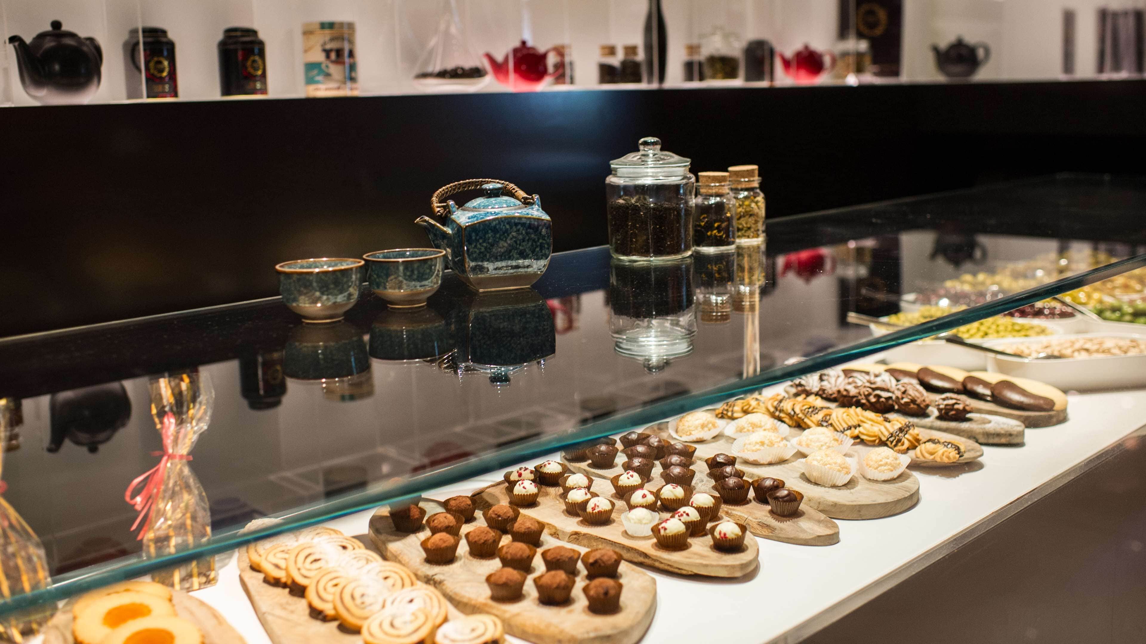 Exposição de doces e conjuntos de chá numa loja.