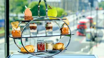 Una presentación de postres en varios niveles, con diferentes pasteles y dulces.