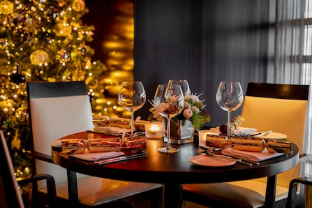 2 restaurants; breakfast, lunch and dinner served . Park Plaza London Westminster Bridge