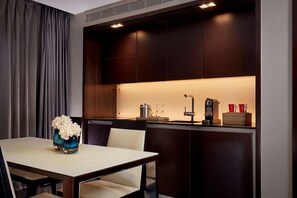 Egyptian cotton sheets, premium bedding, memory-foam beds, minibar - Park Plaza London Westminster Bridge (London)