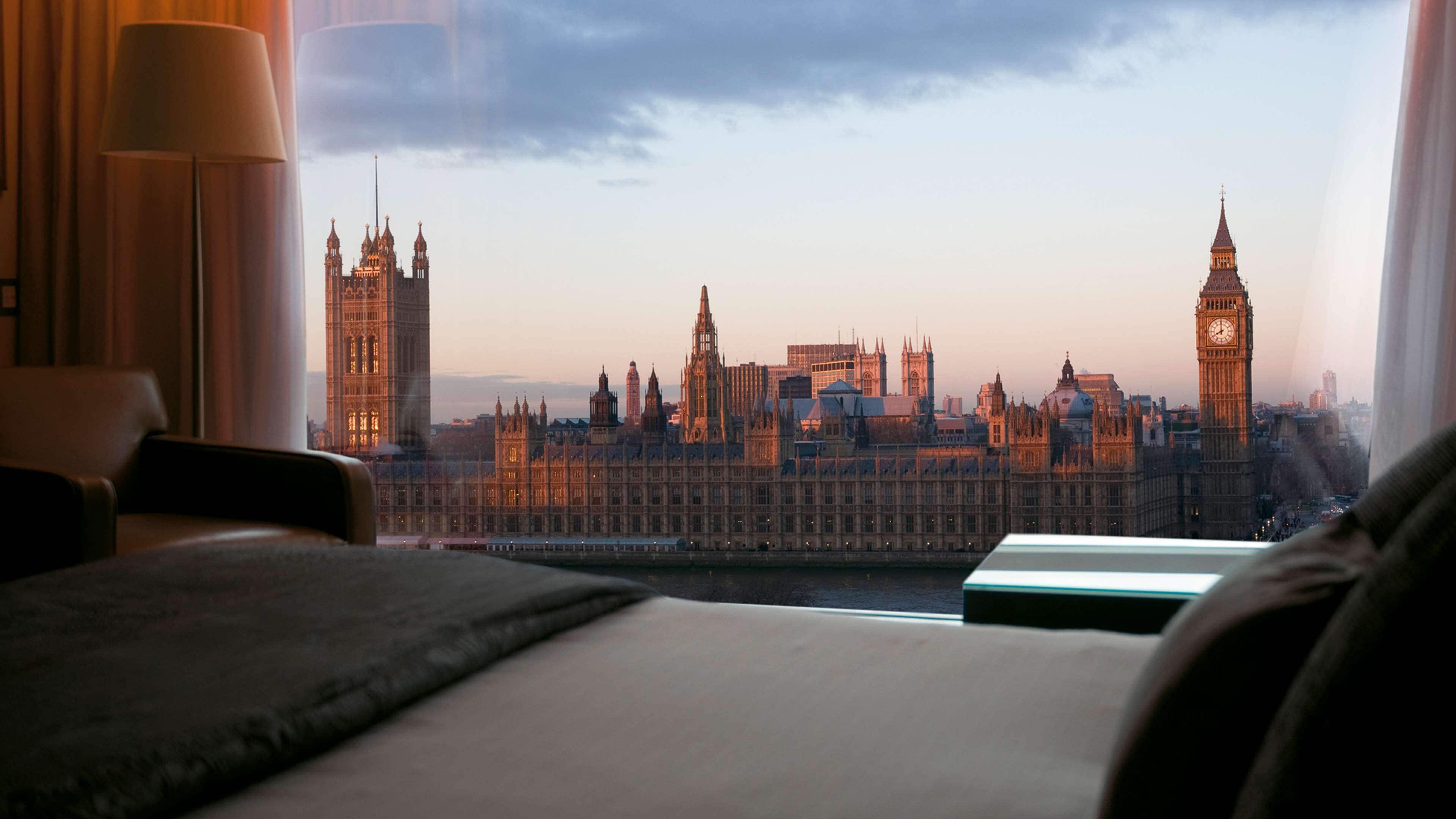 Ein Hotelzimmer mit Blick auf die Houses of Parliament und Big Ben.