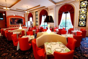 2 間餐廳，供應午餐和晚餐，當地和國際料理