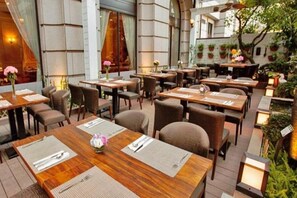 2 か所のレストラン、ランチ、ディナーに営業 (郷土料理と各国料理)