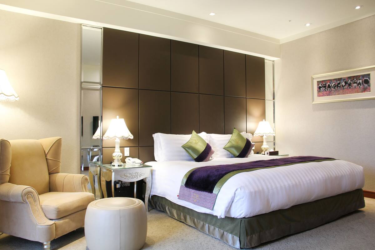 Hypo-allergenic bedding available, down comforters, in-room safe, desk