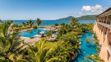 2 buitenzwembaden, ligstoelen bij het zwembad