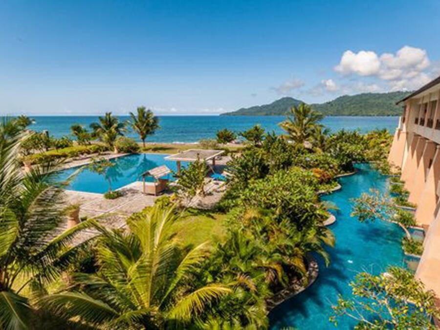 2 outdoor pools, pool loungers