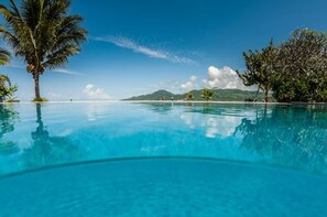 2 kolam renang outdoor, dengan kursi berjemur