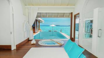 Habitación con vista a una piscina y al mar.