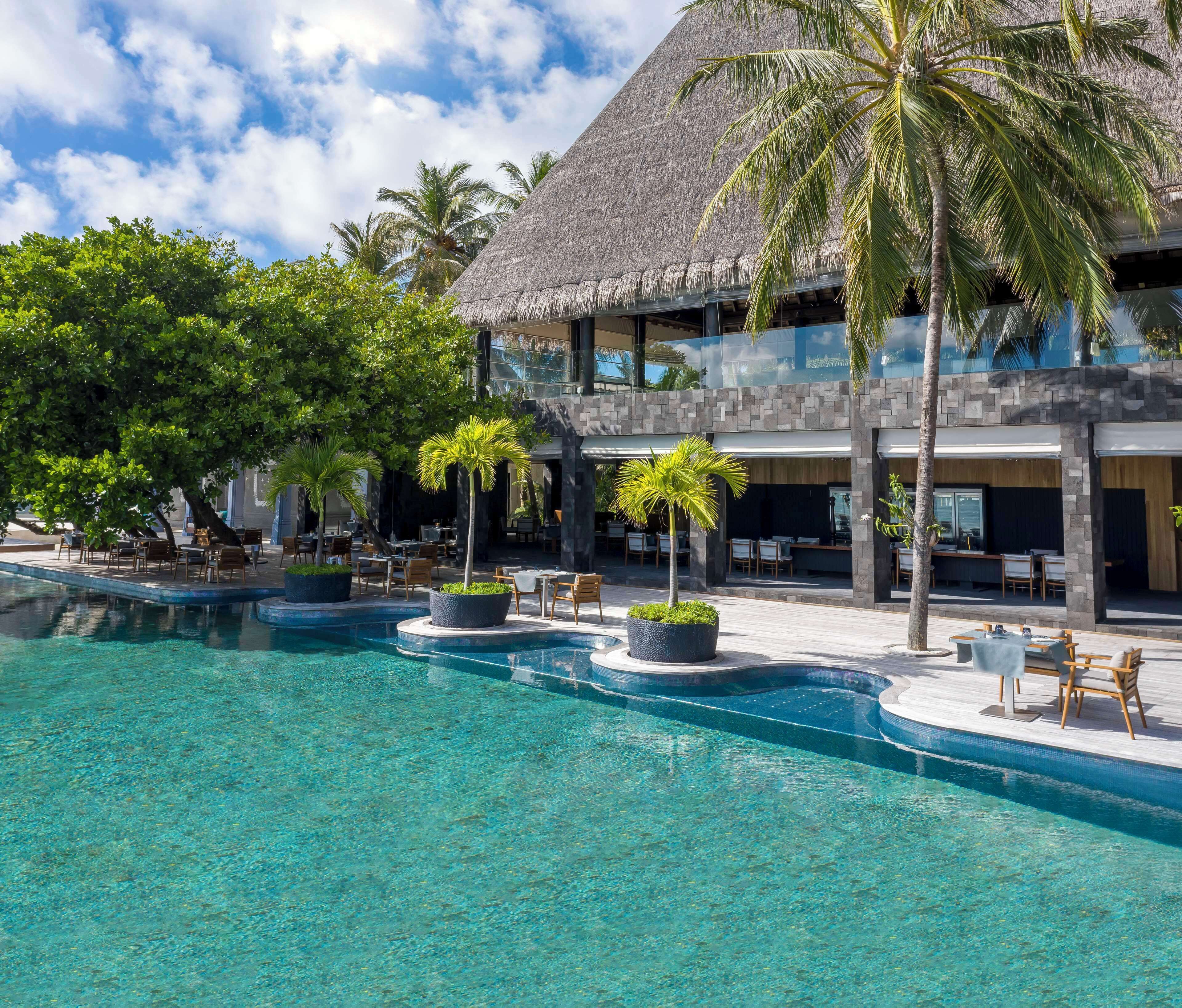 5 restaurants, breakfast, lunch, dinner served; international cuisine