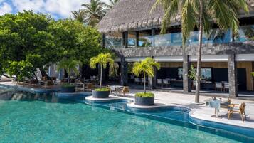 5 restaurants, breakfast, lunch, dinner served; international cuisine