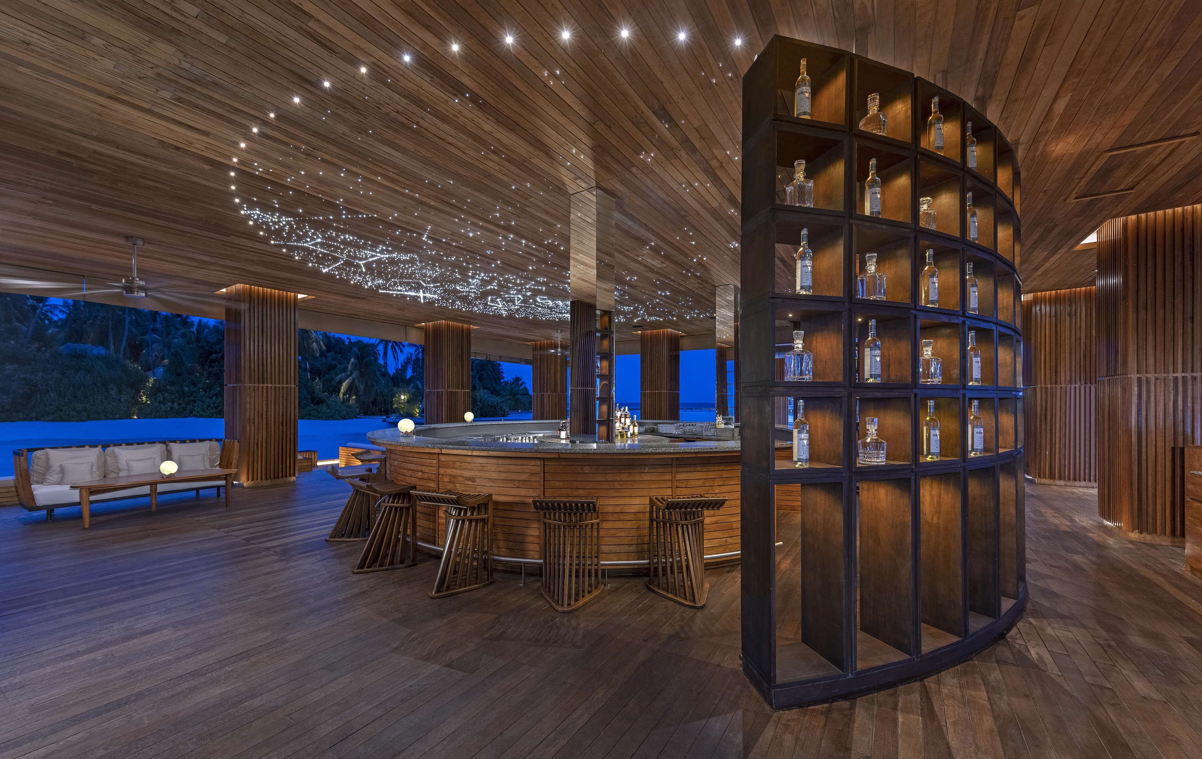 5 restaurants, breakfast, lunch, dinner served; international cuisine