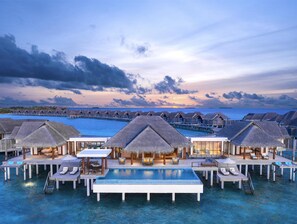 Two Bedroom Sunset Over Water Pool Residence | ผ้าปูที่นอนฝ้ายอียิปต์, เครื่องนอนระดับพรีเมียม, เตียงเมมโมรีโฟม