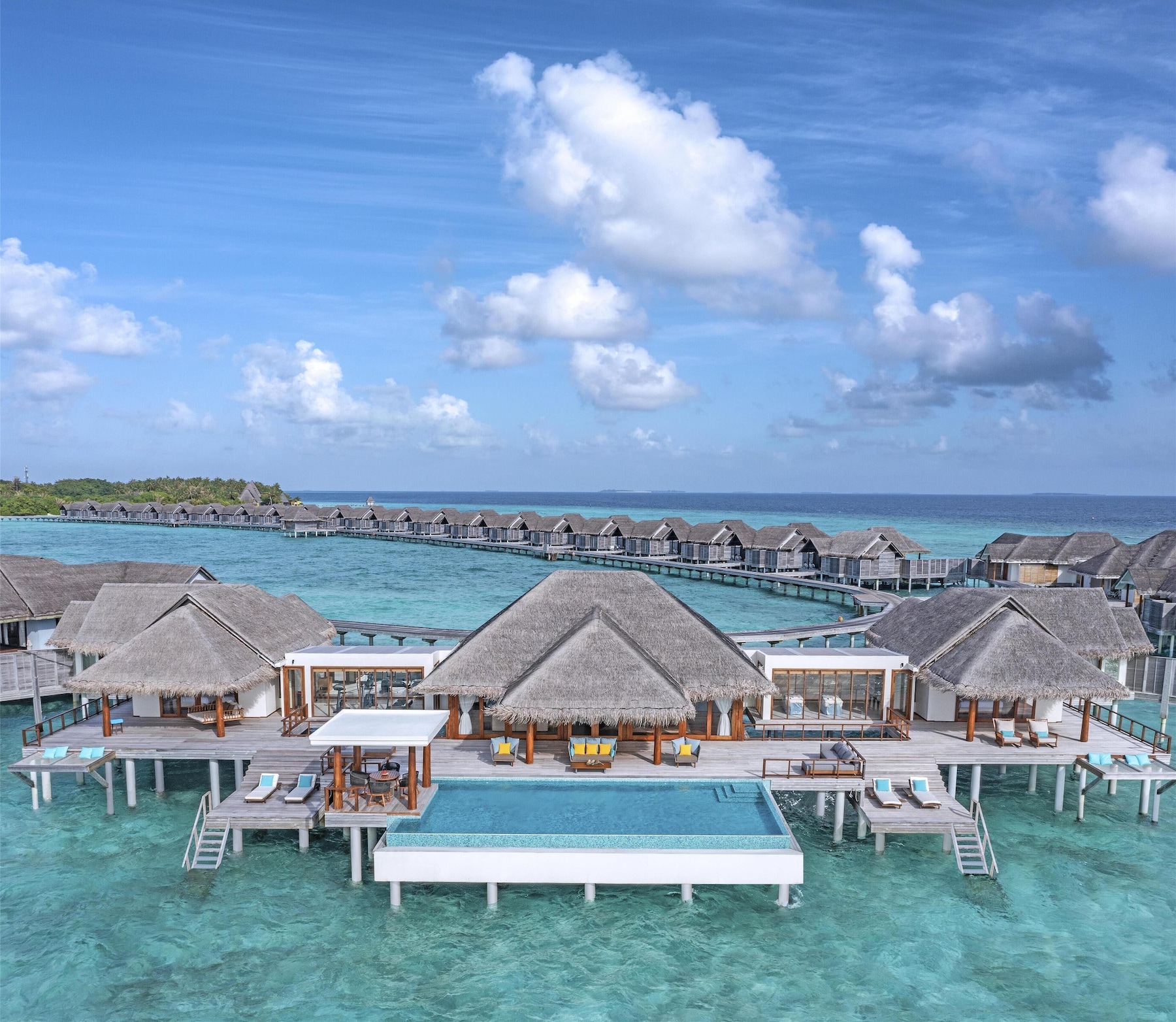 Two Bedroom Sunset Over Water Pool Residence | Draps en coton égyptien, literie de qualité