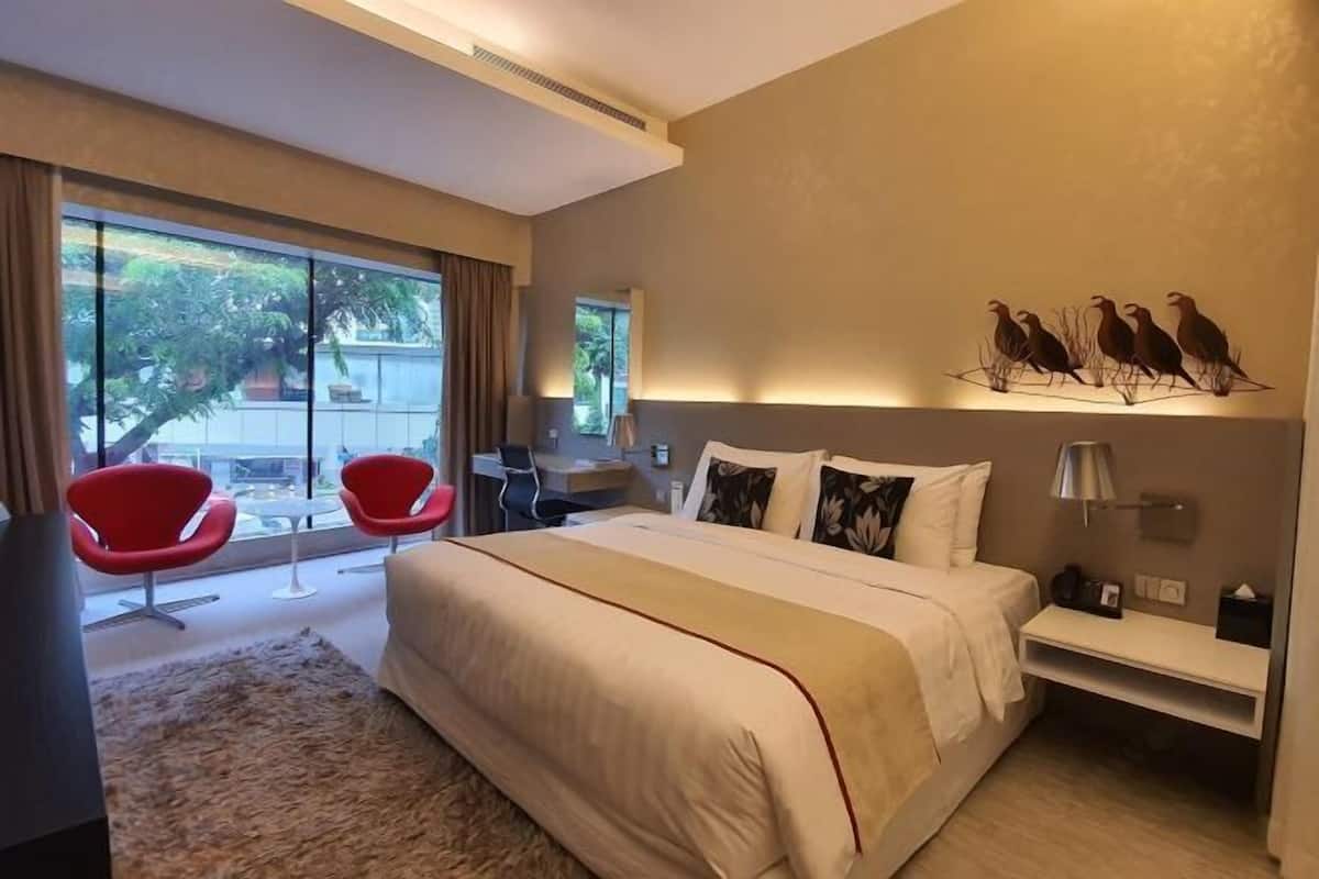 1 dormitorio, caja fuerte, escritorio y cortinas opacas