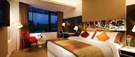 Executive Room, 1 King Bed | In-room safe, desk, blackout drapes, soundproofing