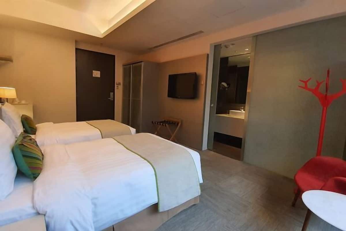 1 dormitorio, caja fuerte, escritorio y cortinas opacas