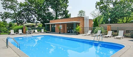 Una piscina al aire libre de temporada