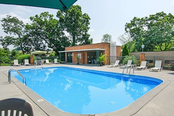 Una piscina al aire libre de temporada