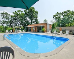 Una piscina al aire libre de temporada